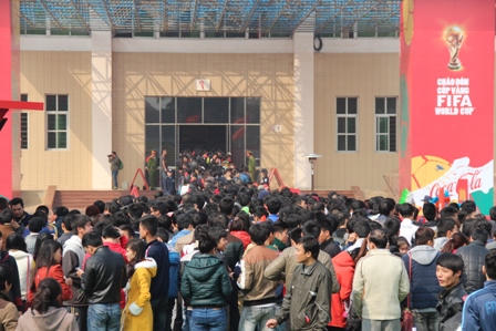 Người Hà Nội nô nức đi ngắm cúp FIFA bằng vàng nguyên khối